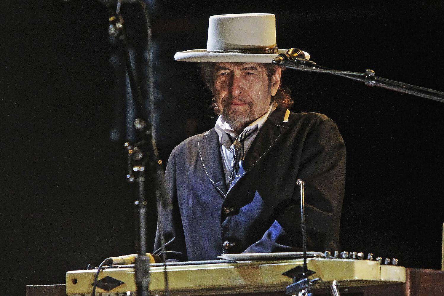 Bob Dylan playing piano at the London Palladium