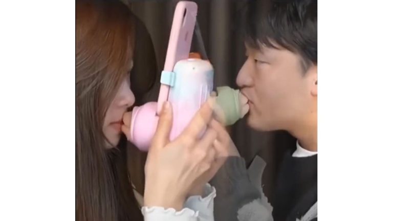 robot kisses