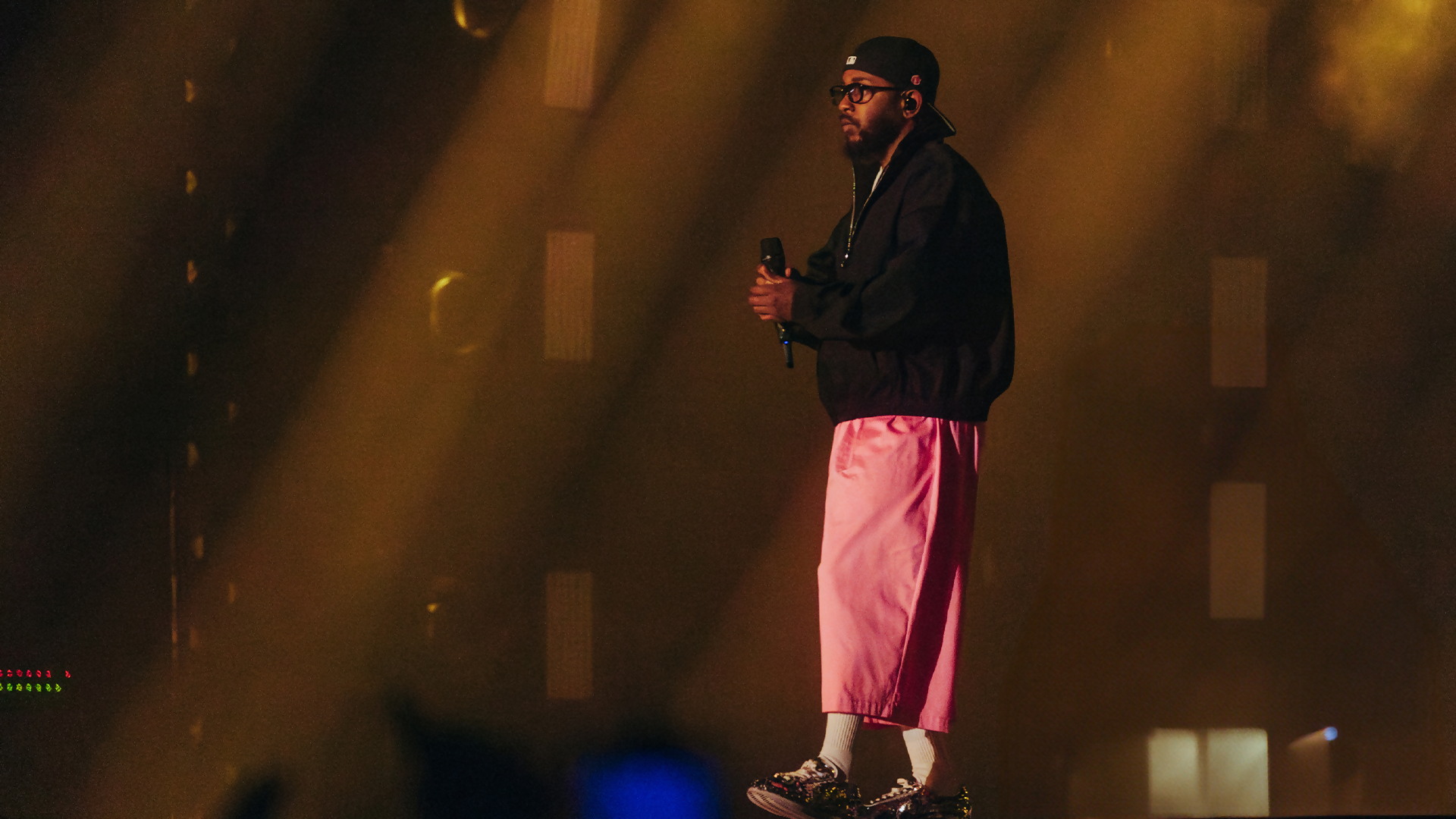 How Kendrick Lamar's Glastonbury crown and oufit played a vital role in his  mind-blowing performance