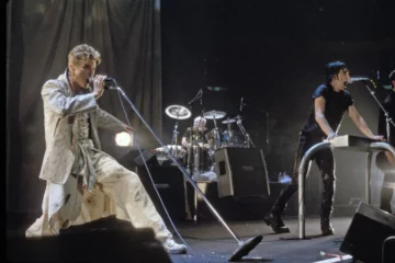 Watch-David-Bowie-and-Trent-Reznors-duet-of-Hurt