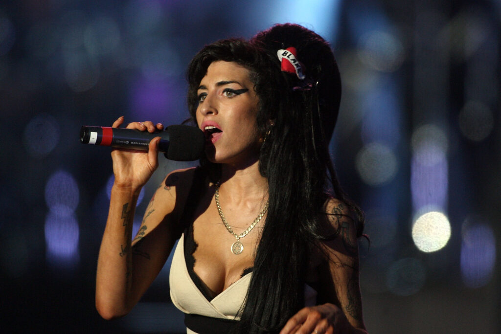 Amy Winehouse performing on stage in 2007