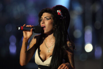 Amy Winehouse performing on stage in 2007